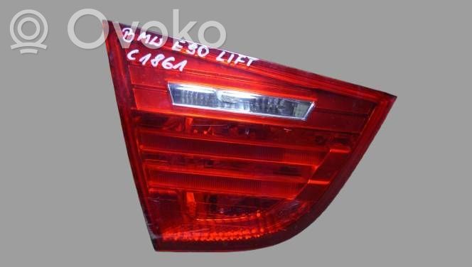 BMW 3 E90 E91 Aizmugurējais lukturis pārsegā 