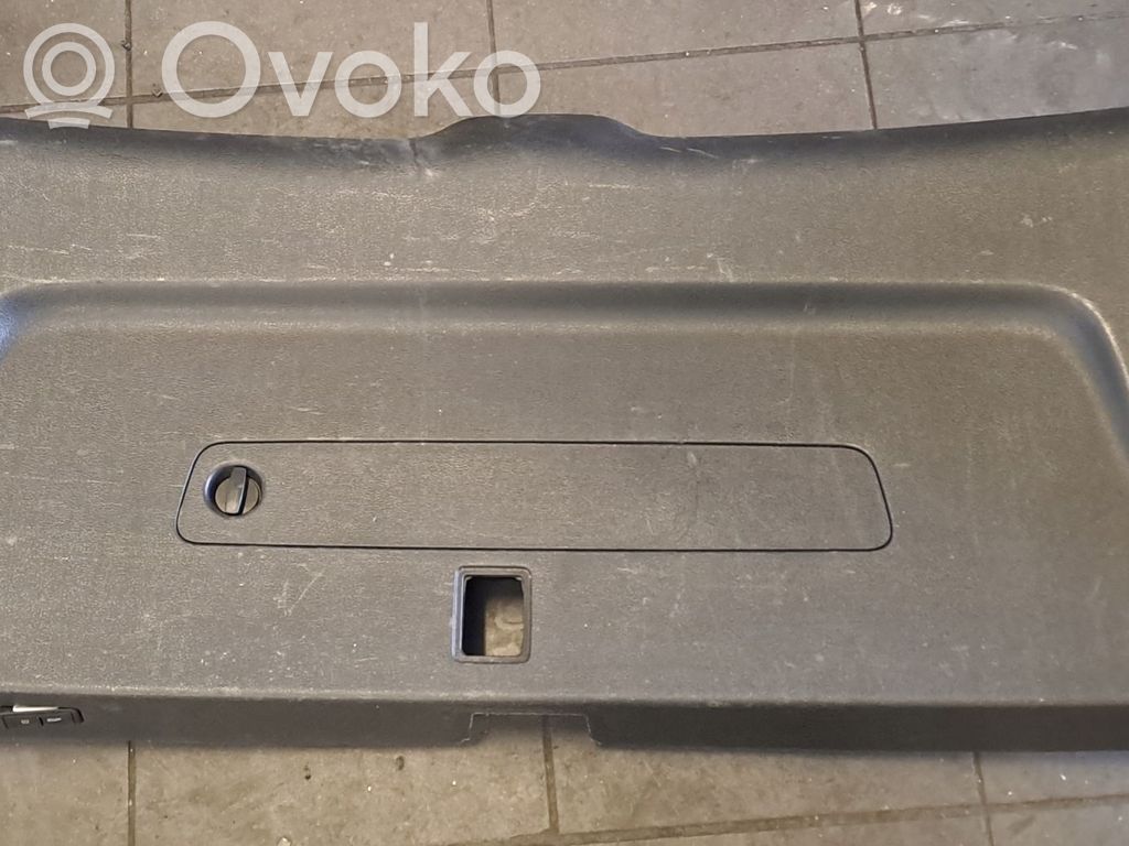 Audi Q7 4M Takaluukun alaosan verhoilu 