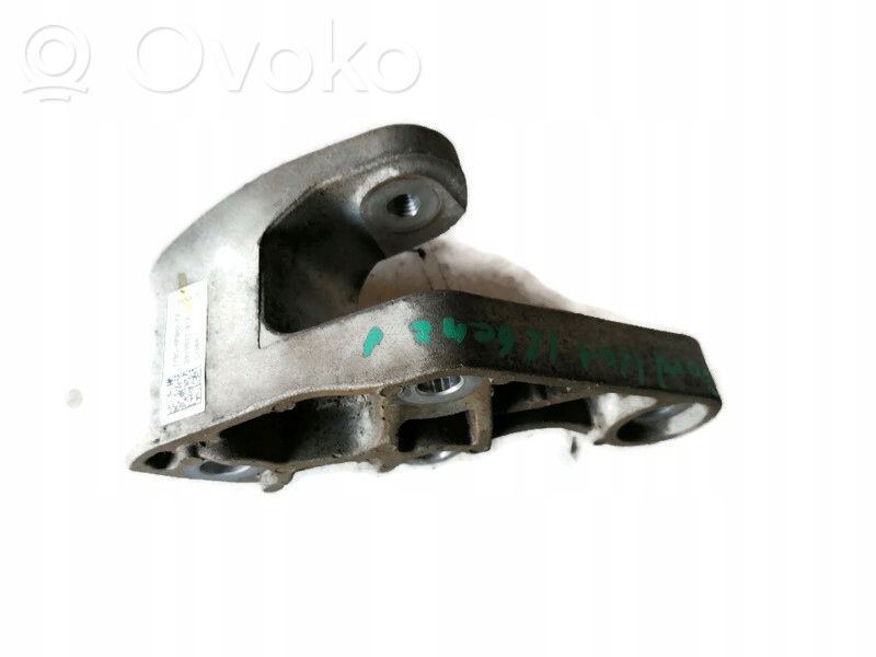 Engine mount bracket   6P082