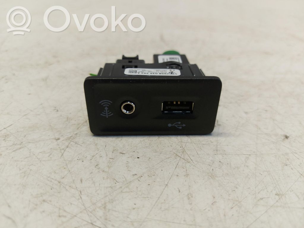 Porsche Macan (95B) AUX in-socket connector 