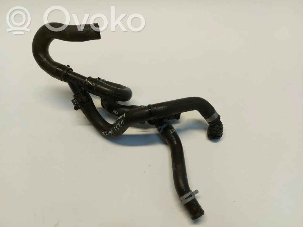 Volvo XC40 Conductă/furtun lichid de răcire motor 