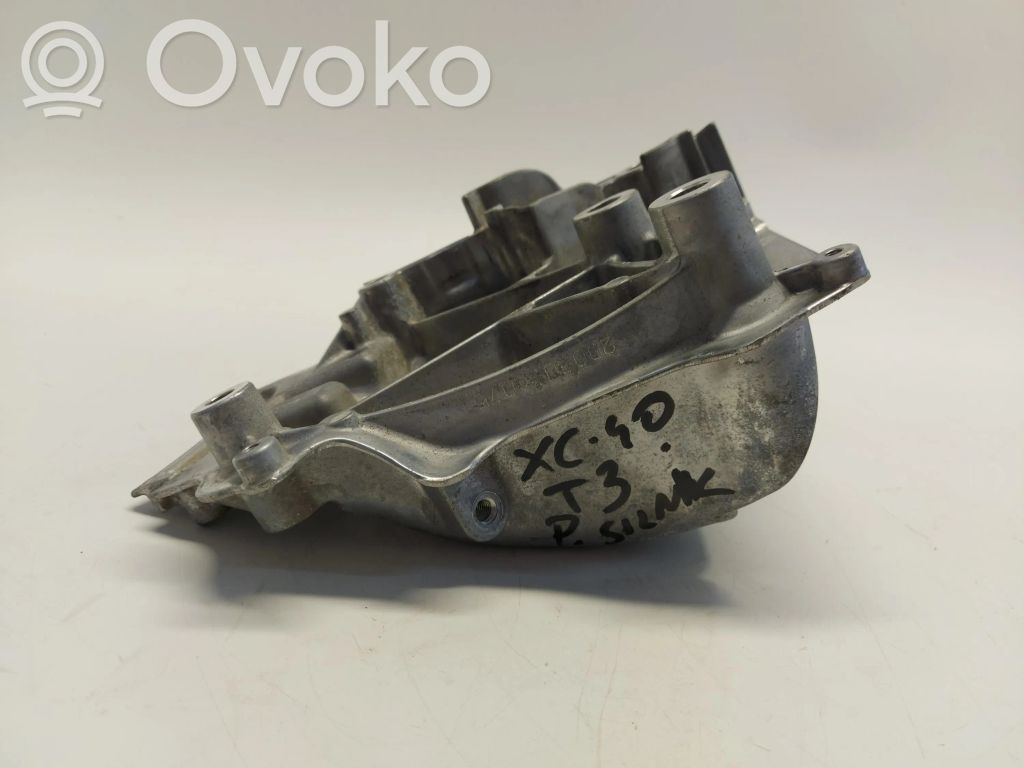 Volvo XC40 Engine mounting bracket 