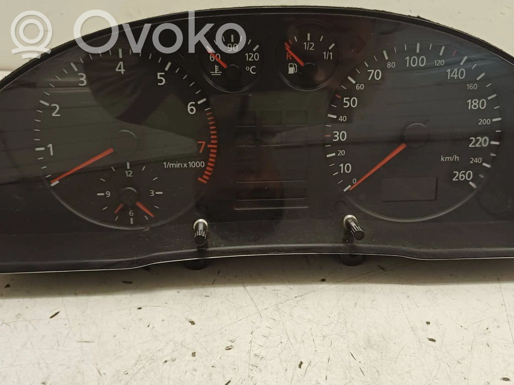 Audi A4 S4 B5 8D Licznik / Prędkościomierz 