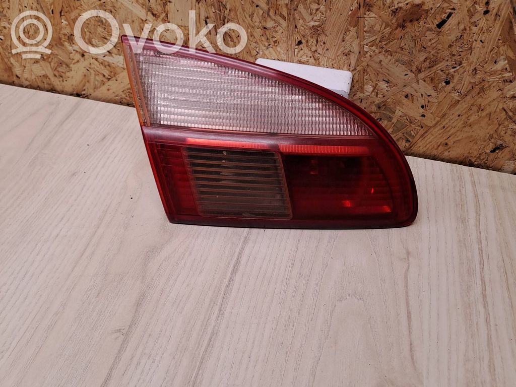Toyota Avensis T220 Lampy tylnej klapy bagażnika 