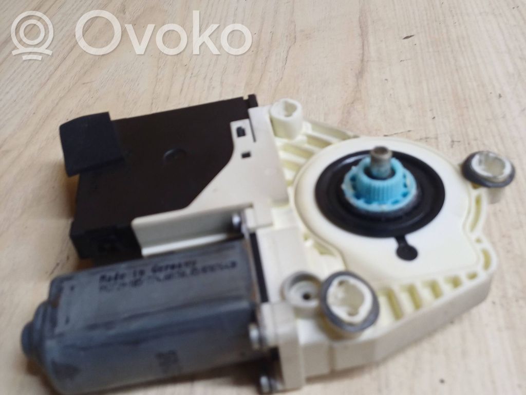 Volkswagen PASSAT B6 Silnik regulatora szyby drzwi przednich 