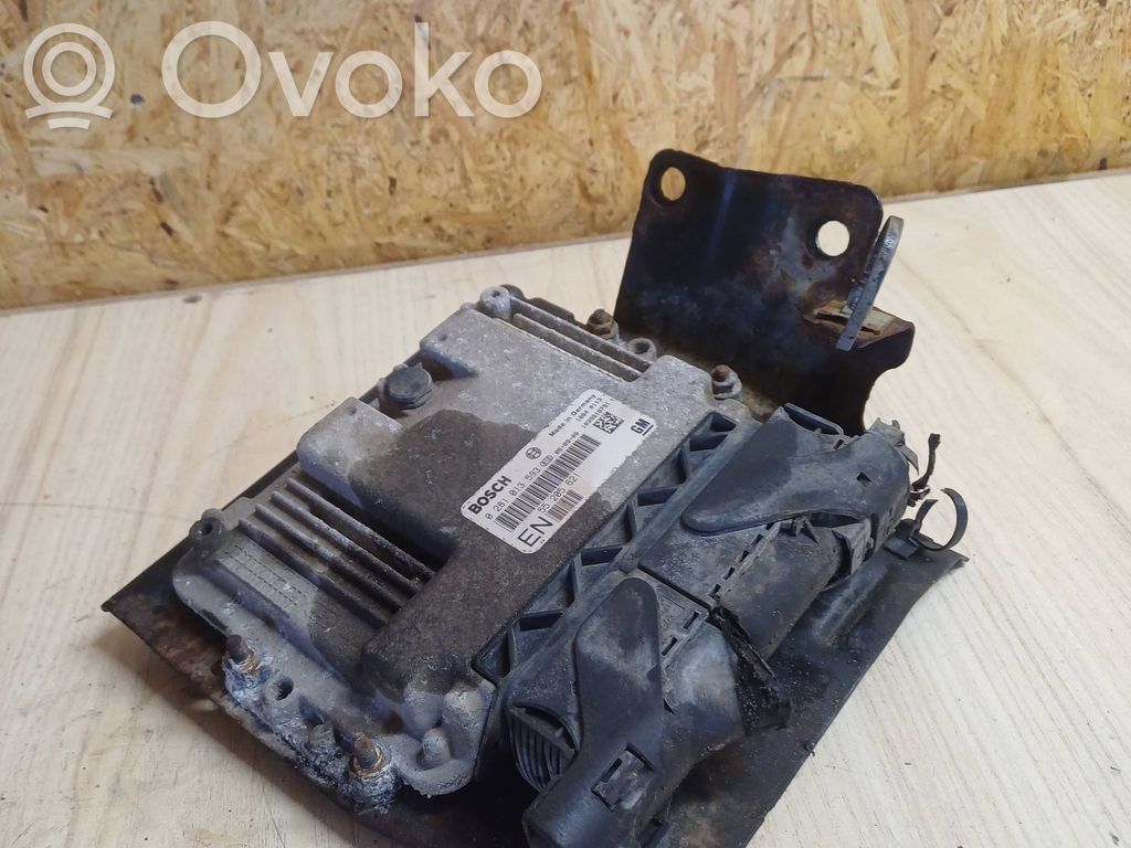 Opel Zafira B Engine control unit/module 