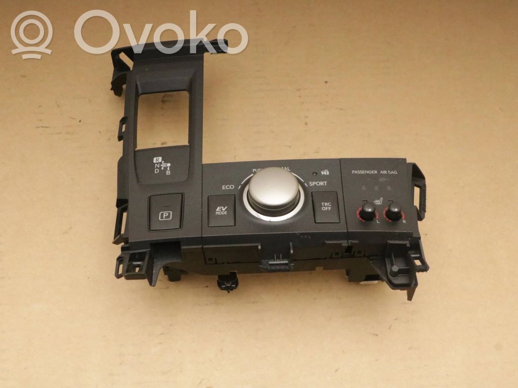 Lexus CT 200H Center console 