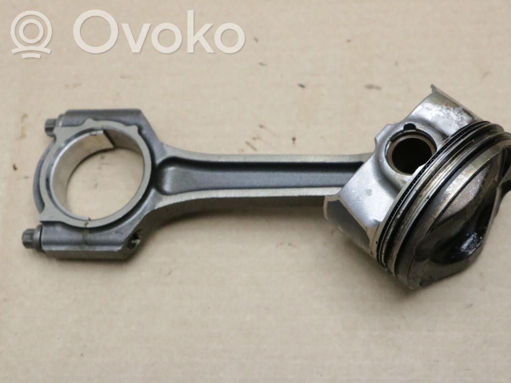 Ford Focus Piston with connecting rod 
