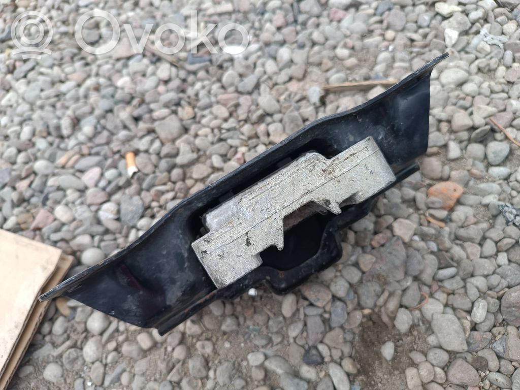 Volkswagen PASSAT B8 Suport tampon motor 