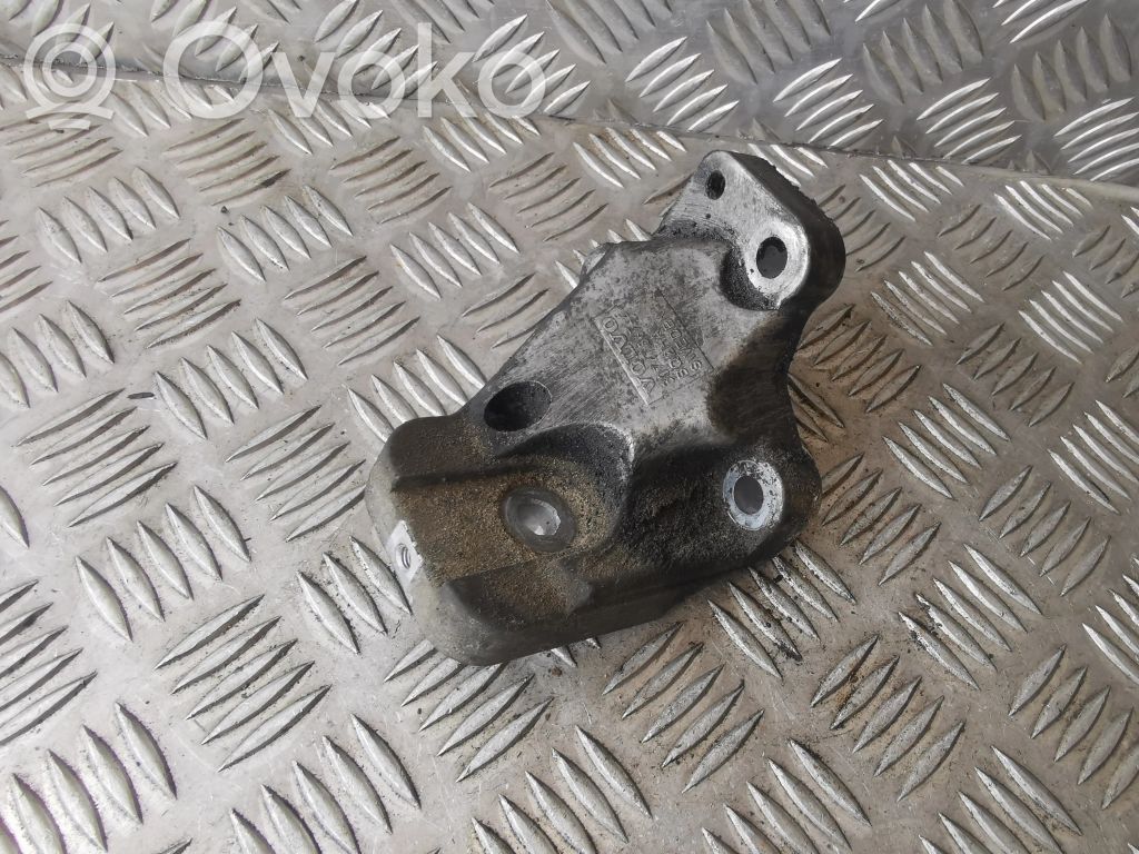Volvo S60 Engine mounting bracket 