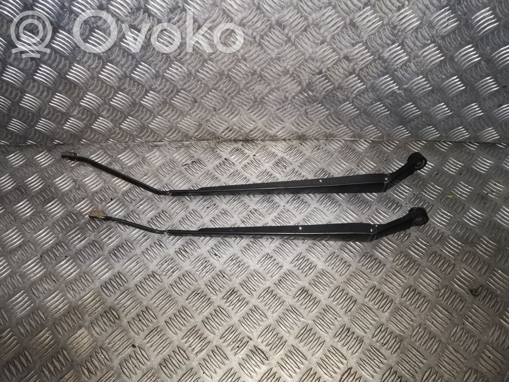 Toyota Corolla Verso E121 Priekinio stiklo valytuvų kojelė 