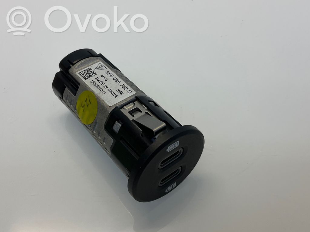 Porsche Macan (95B) USB socket connector 