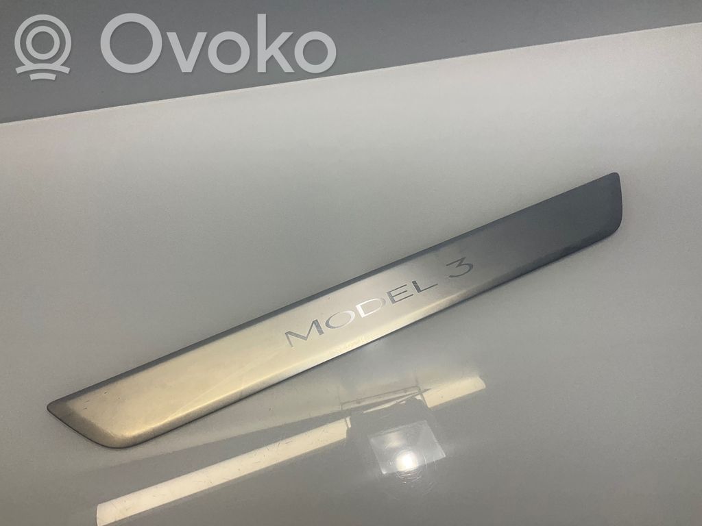 Tesla Model 3 Отделка переднего порога (внутренняя) 
