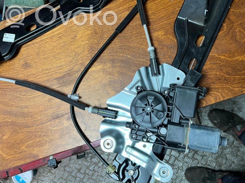 Opel Astra J Elektryczny podnośnik szyby drzwi przednich 