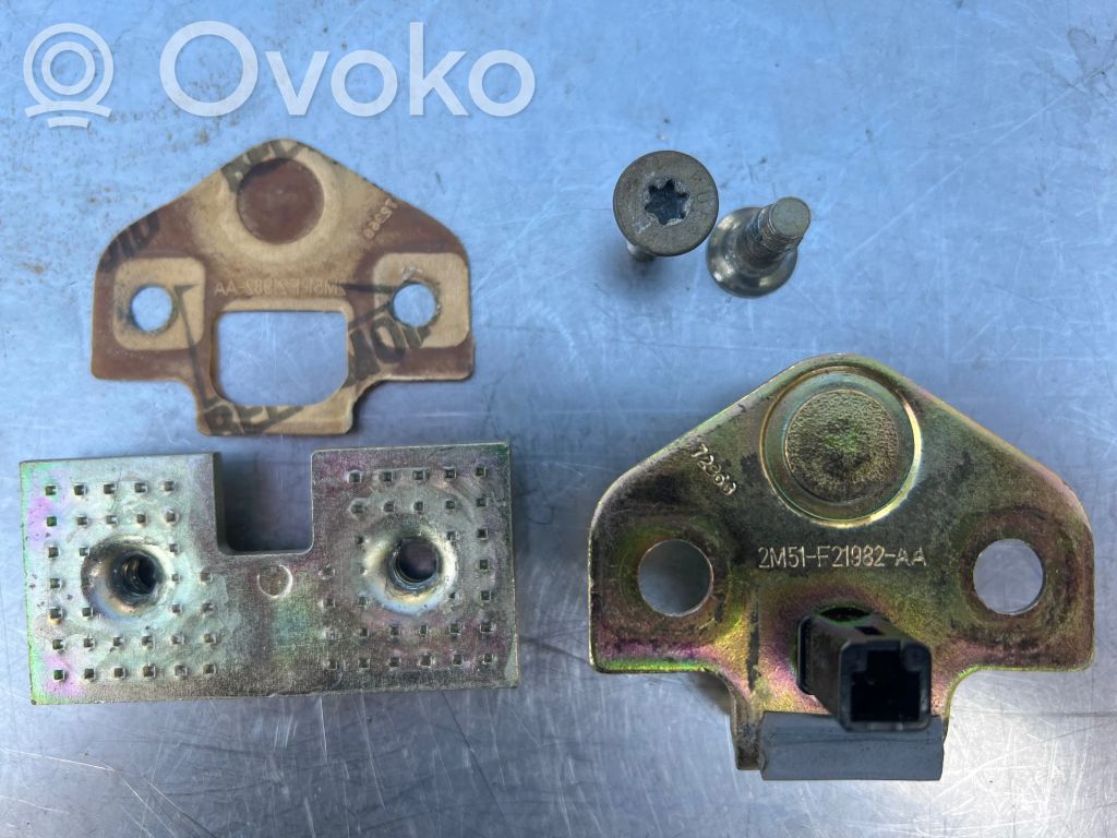 Ford Mondeo Mk III Rear door lock loop/hook striker 