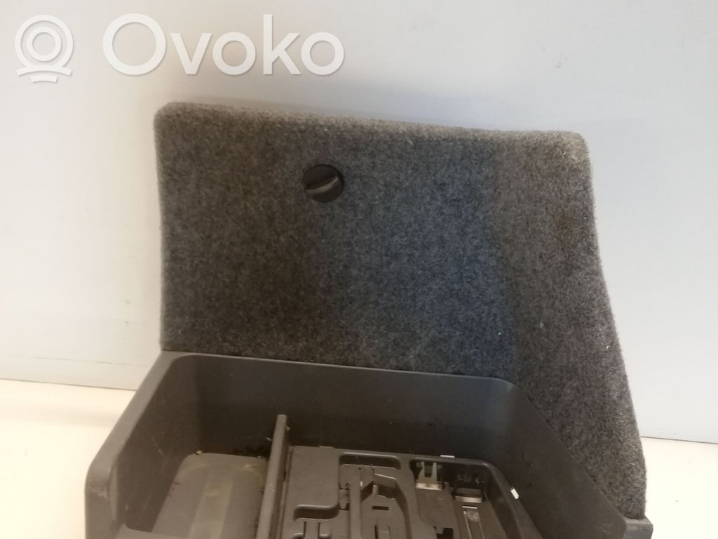 BMW 3 E90 E91 Įrankių daiktadėžė 