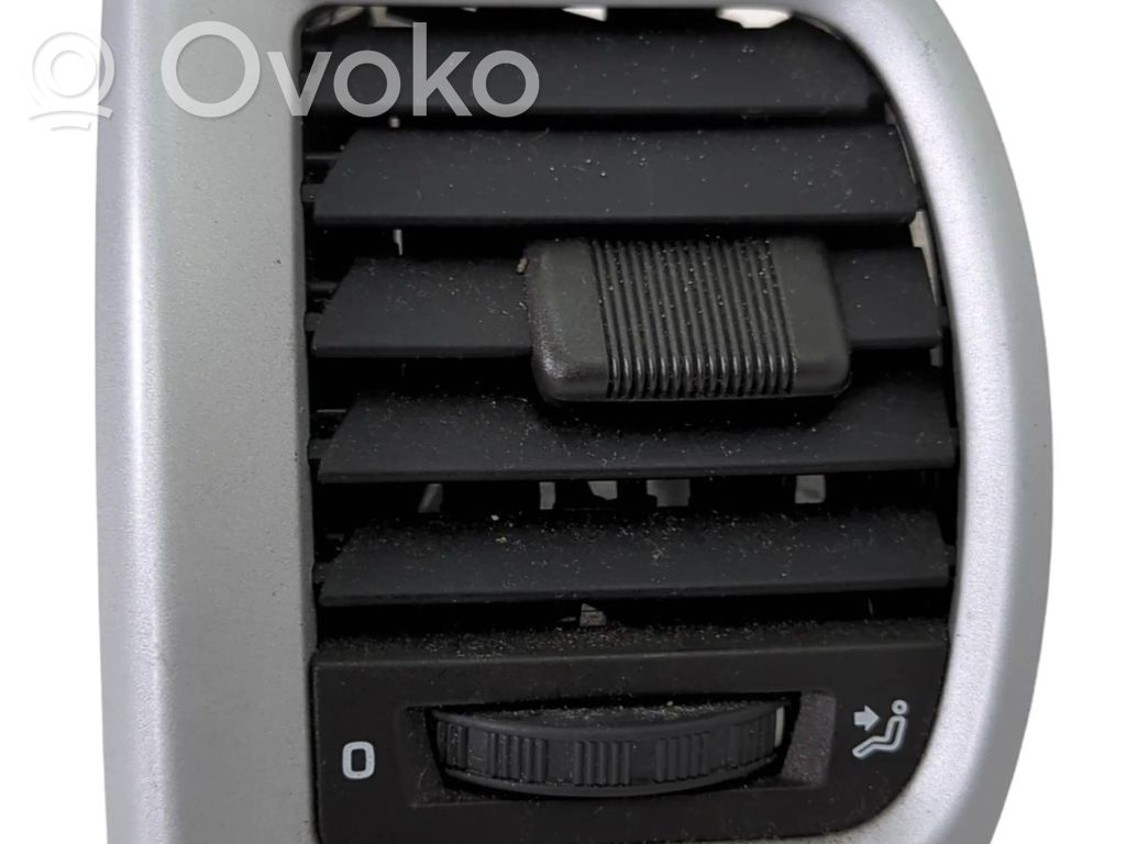 Skoda Fabia Mk2 (5J) Boczna kratka nawiewu deski rozdzielczej 
