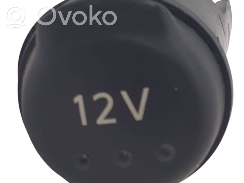 Nissan Qashqai Gniazdo 12V przednie 