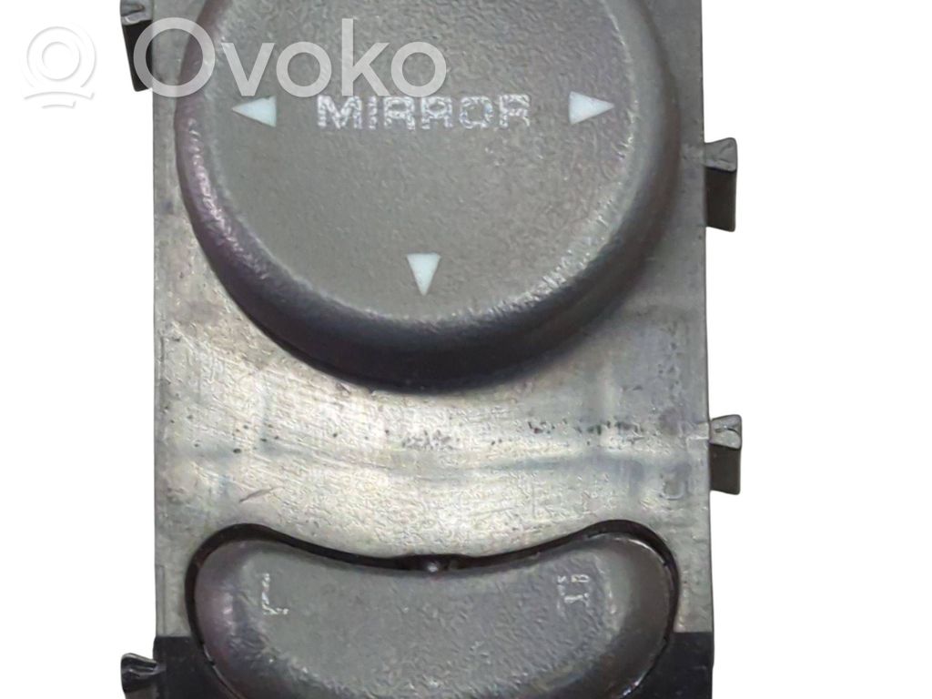 Wing mirror switch   4685317,39754D