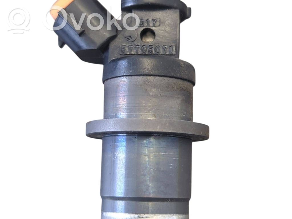 Inyector de combustible   E7T05071