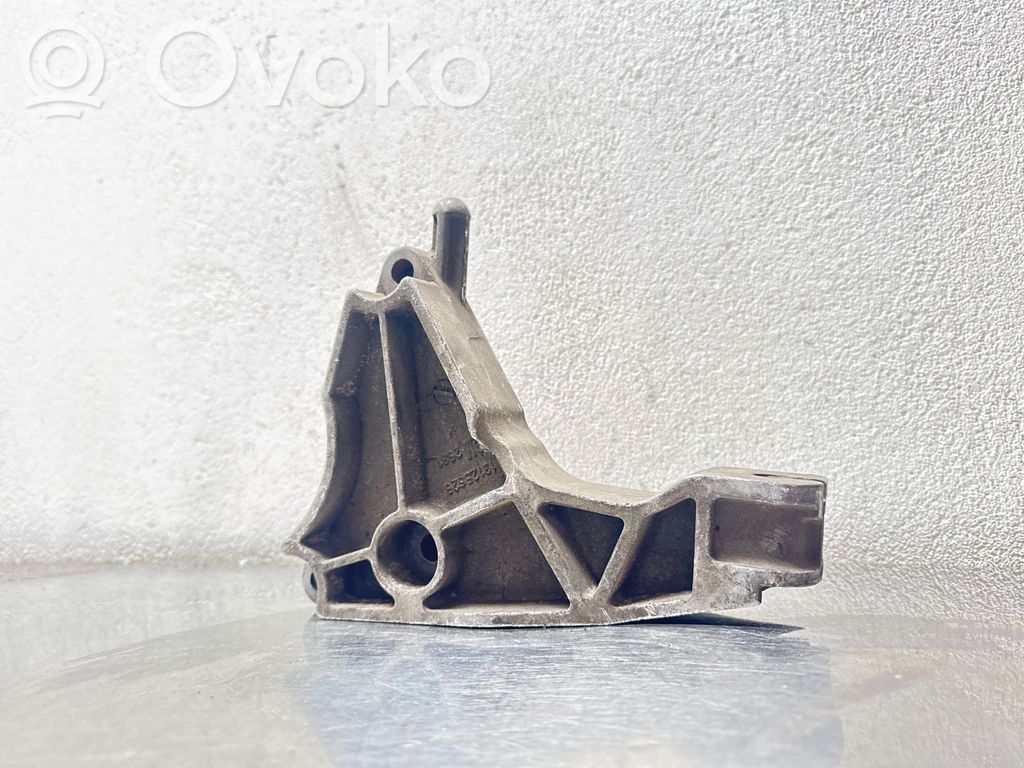 Engine mounting bracket   13125625