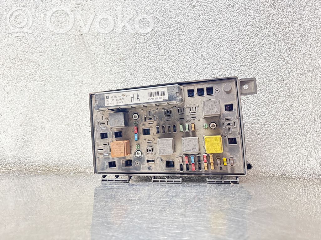 Opel Astra H Fuse module 