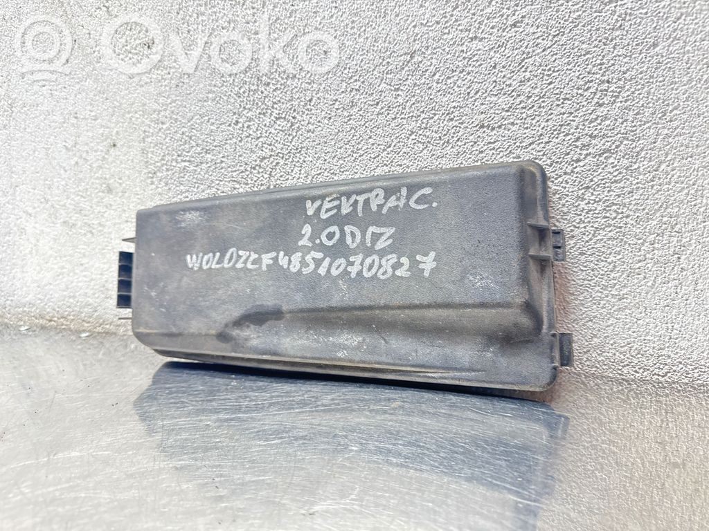 Opel Vectra C Tapa de caja de fusibles 