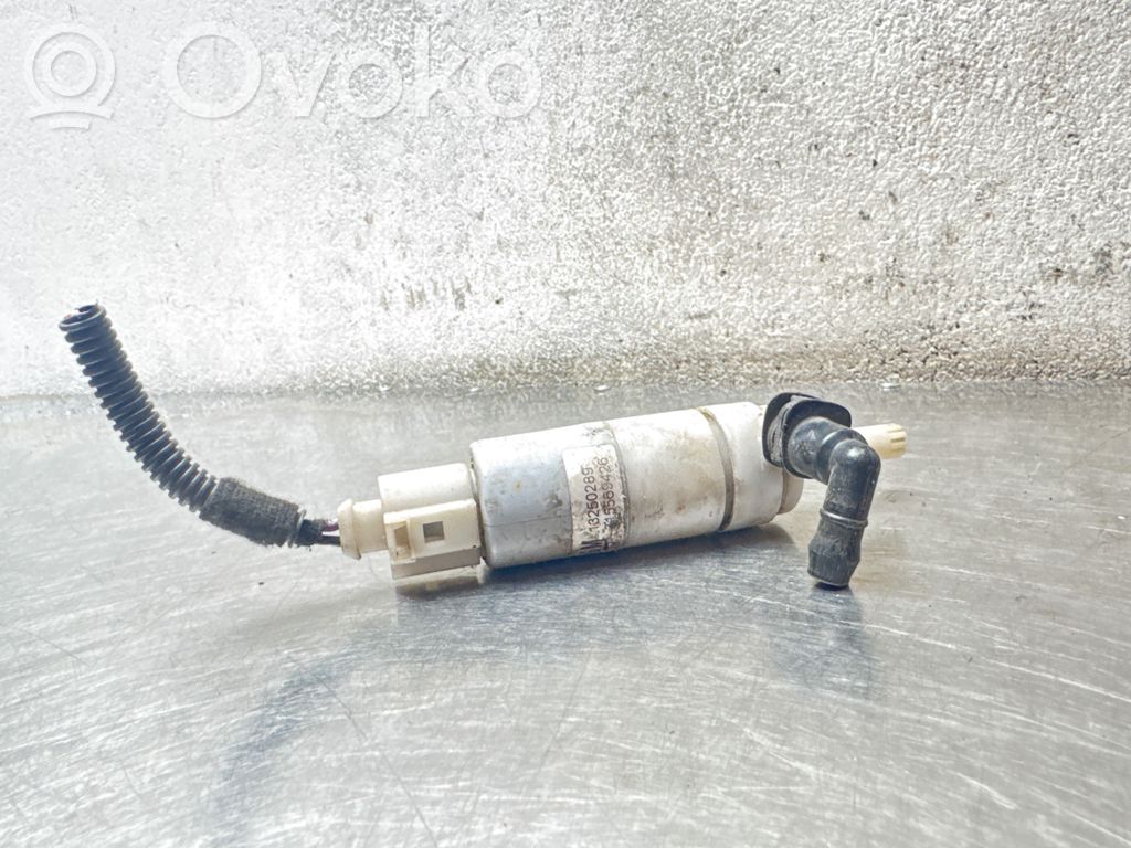 Opel Insignia A Windscreen/windshield washer pump 