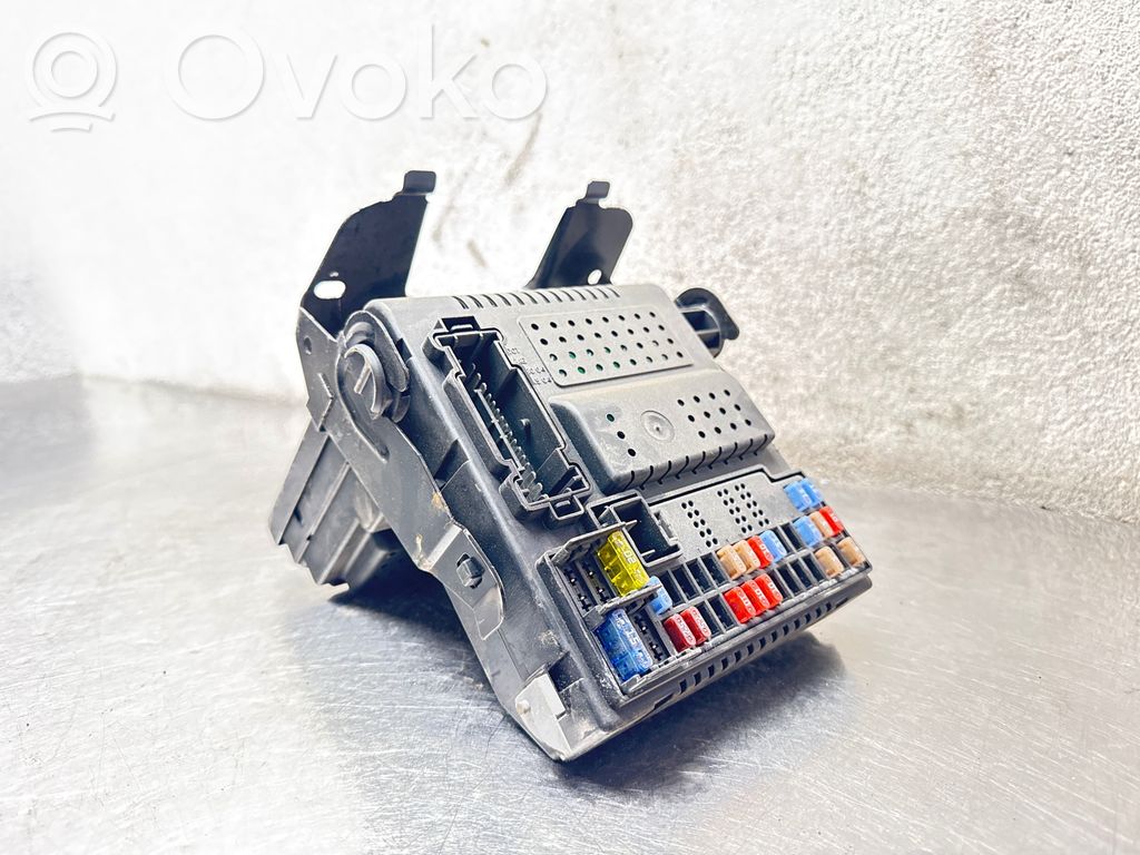 Volvo S60 Ramka / Moduł bezpieczników 