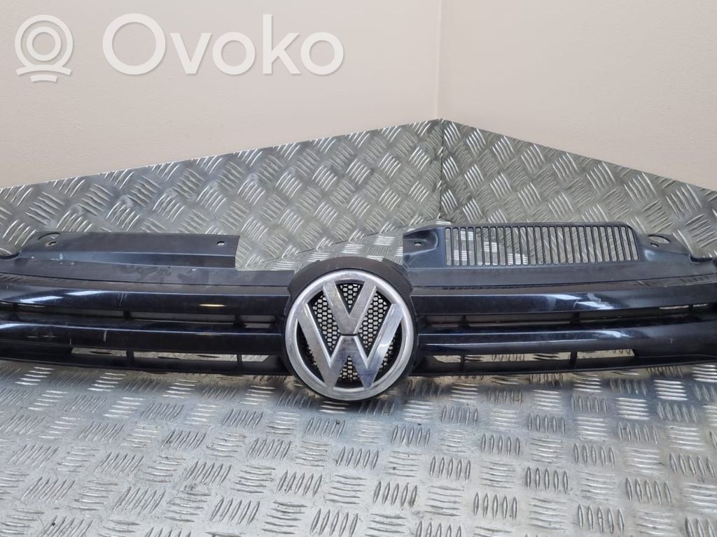 Volkswagen Golf VI Etupuskurin ylempi jäähdytinsäleikkö 