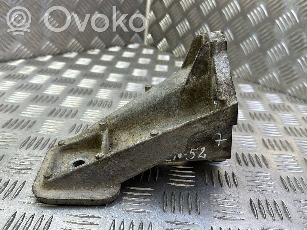 Land Rover Discovery 4 - LR4 Engine mounting bracket 