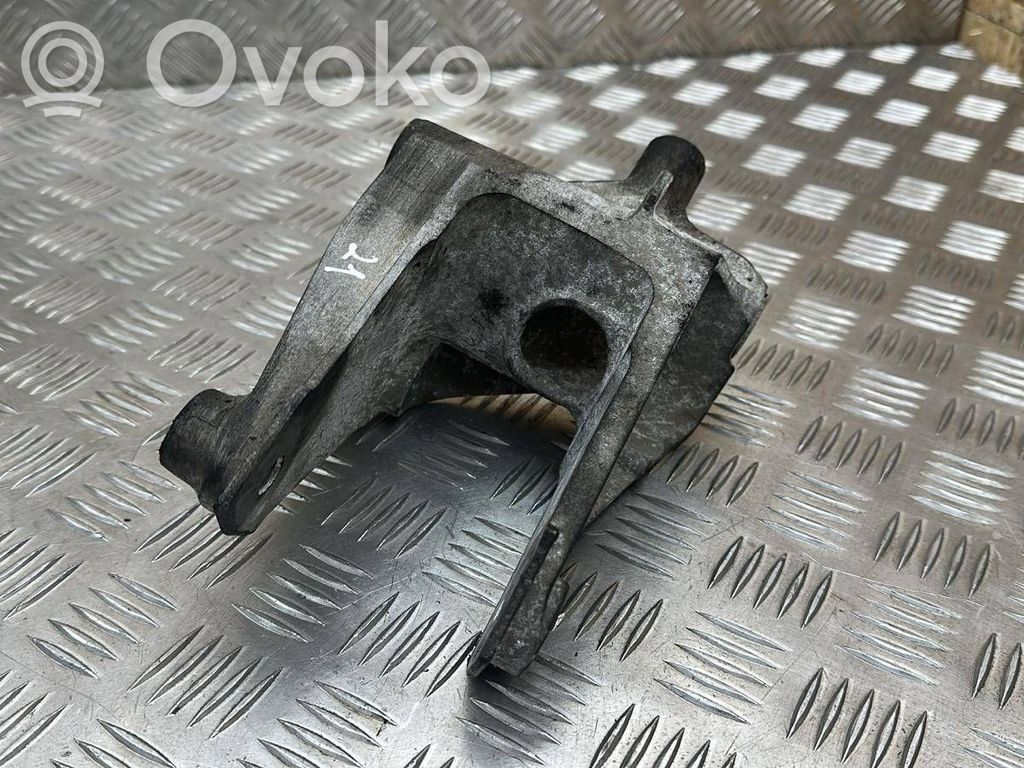Chevrolet Captiva Engine mounting bracket 