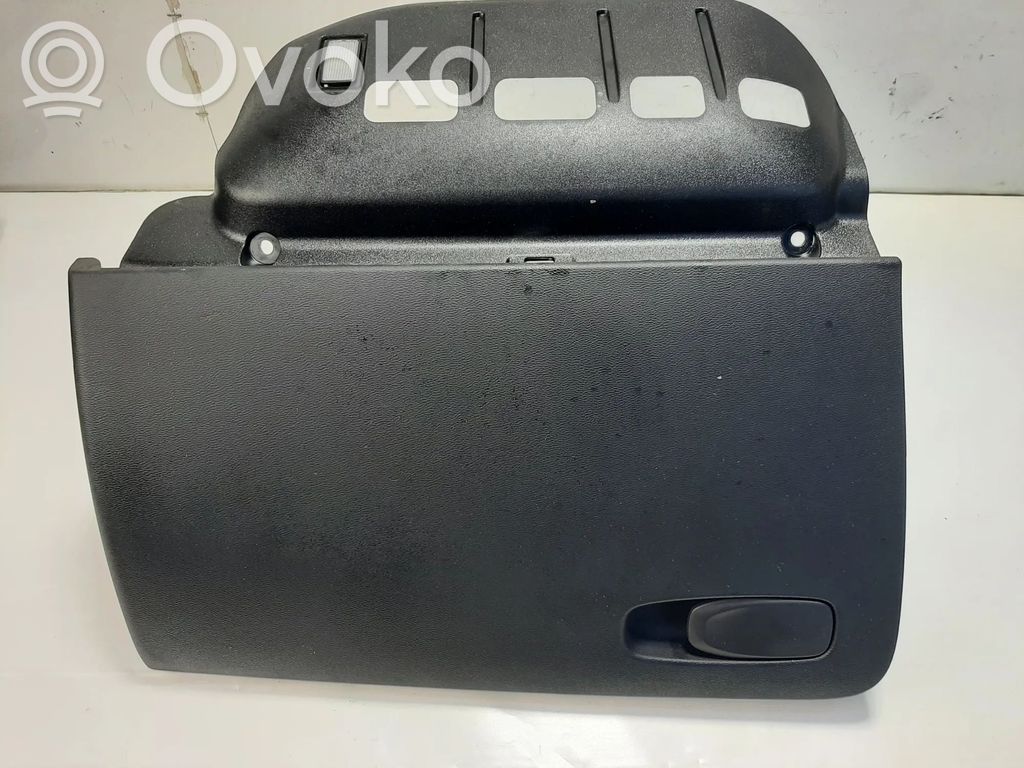 Volvo XC40 Glove box 