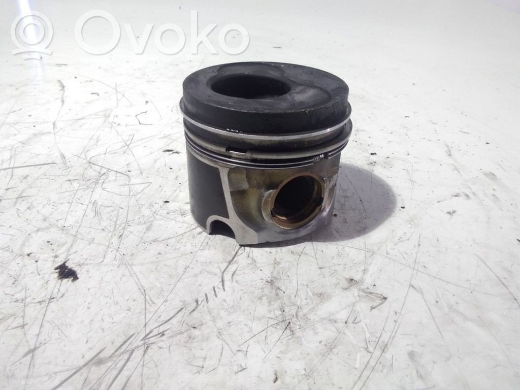 Volkswagen PASSAT B6 Piston 