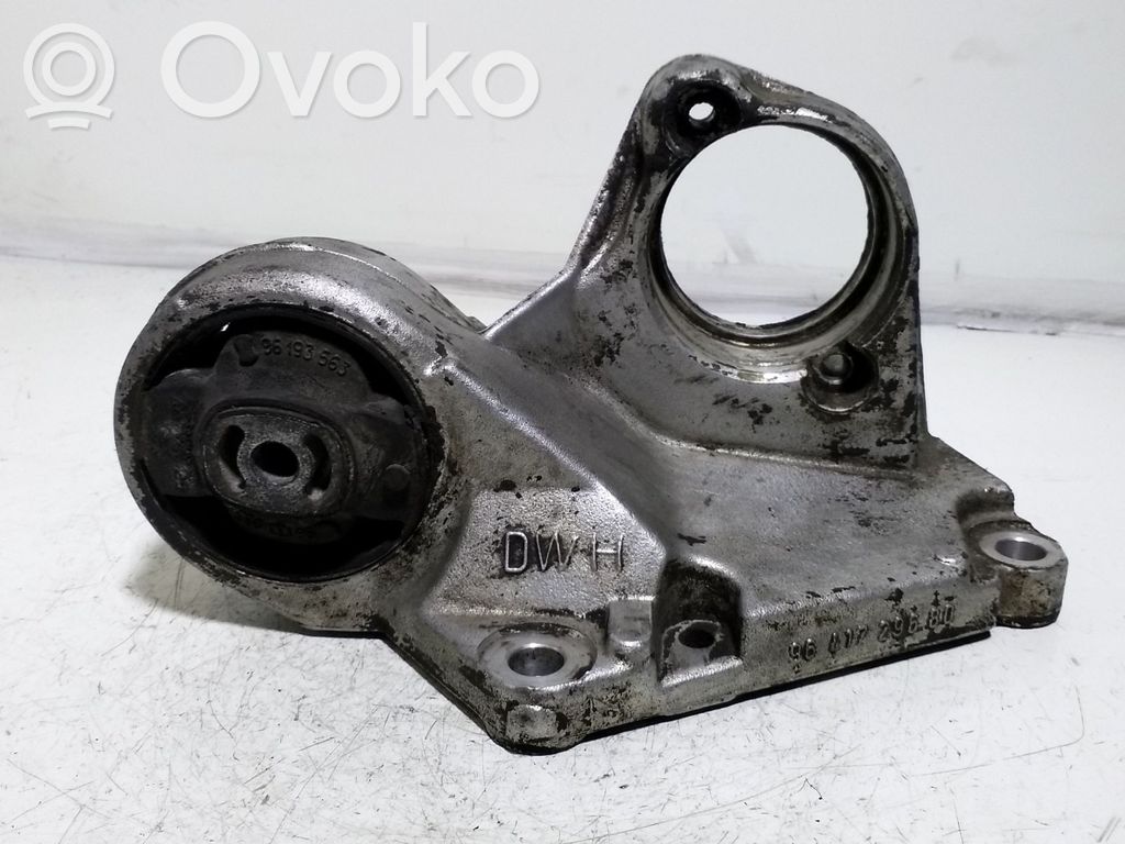 Peugeot 206 Engine mount bracket 