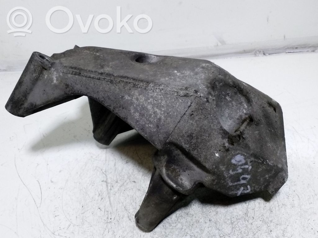 Volkswagen Polo Engine mounting bracket 
