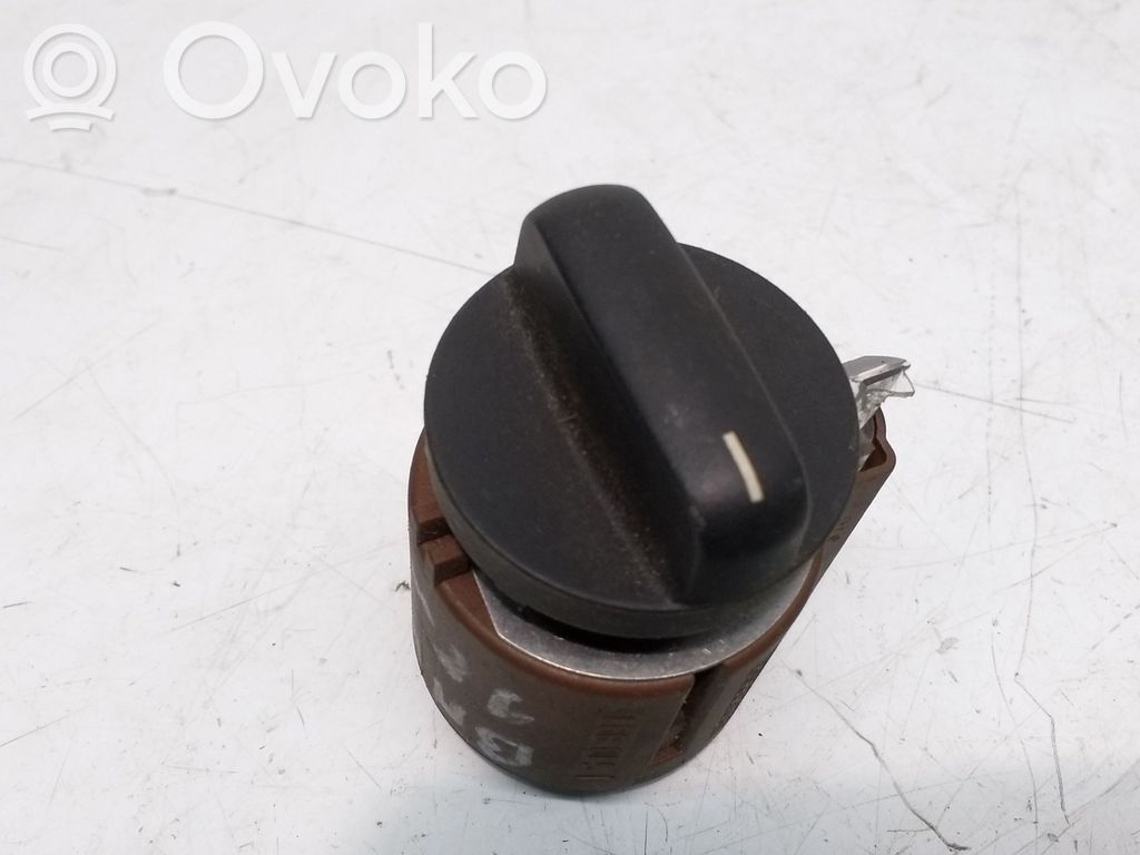 Light switch   8363684
