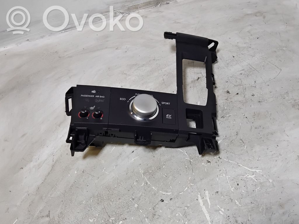 Lexus CT 200H Center console 