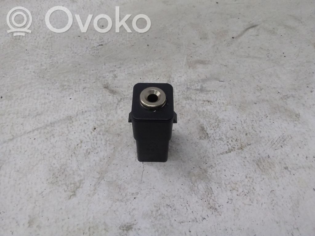 Jaguar XF X250 AUX in-socket connector 