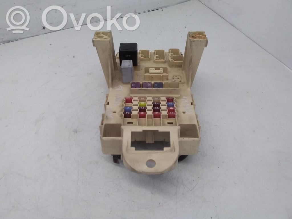 Toyota Yaris Ramka / Moduł bezpieczników 