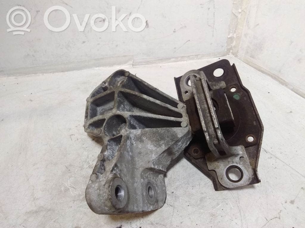 Nissan Qashqai+2 Engine mount bracket 
