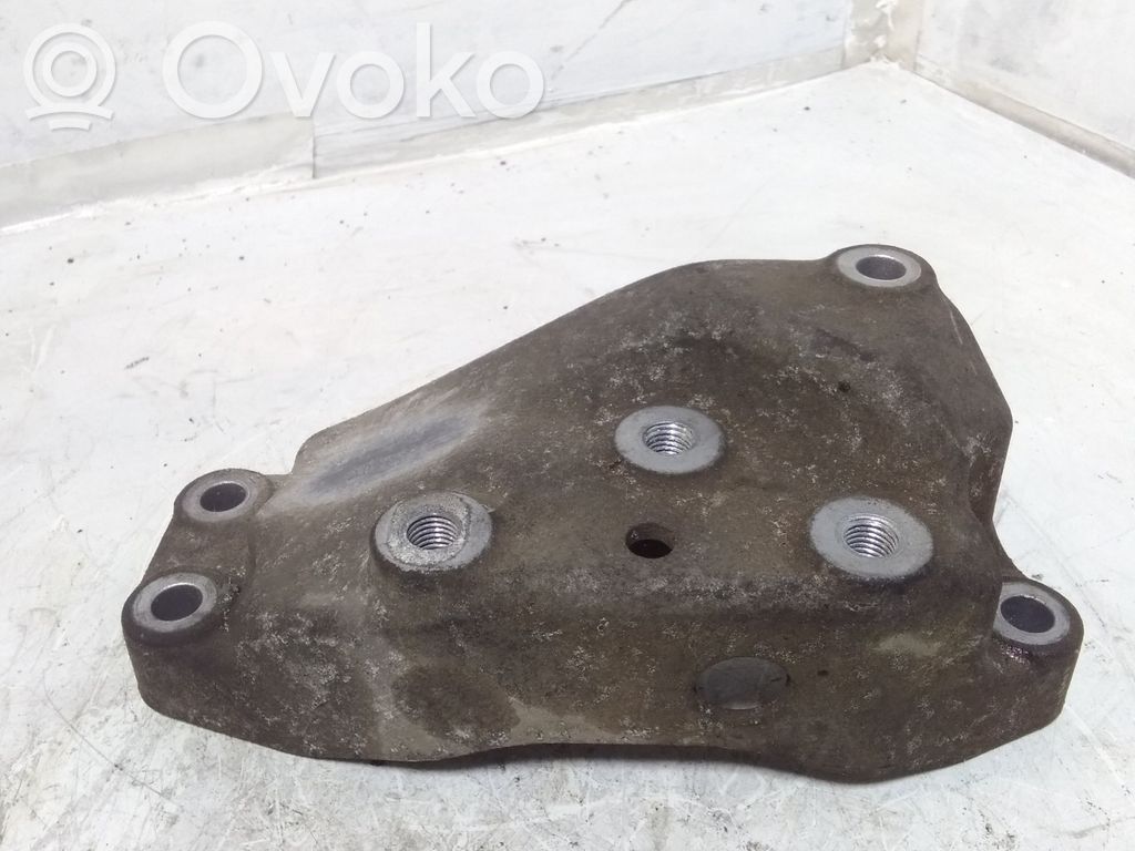 Volkswagen Tiguan Engine mounting bracket 