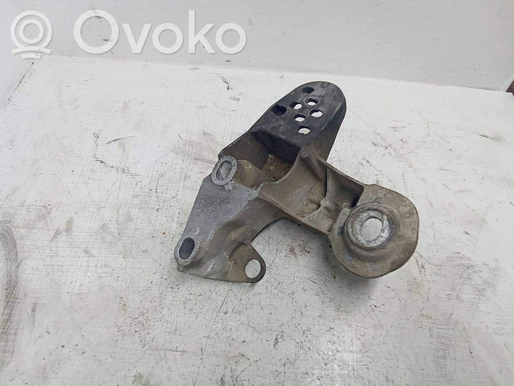 Volkswagen PASSAT B5 Engine mounting bracket 