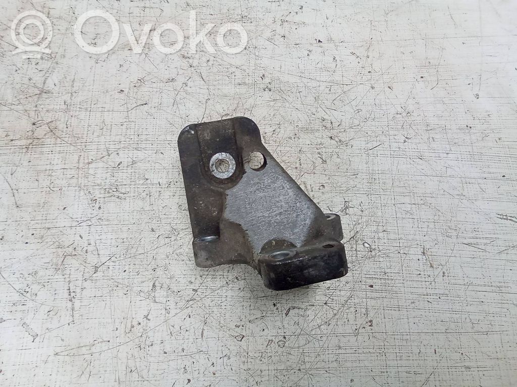 Volvo XC90 Engine mounting bracket 