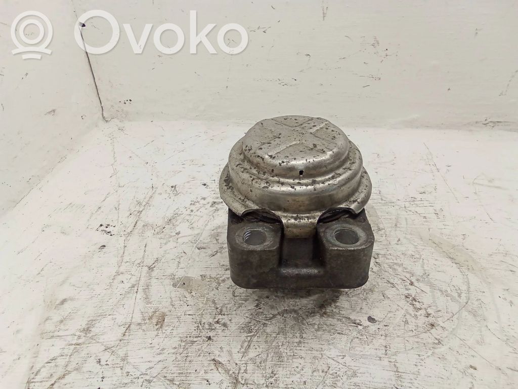 Volvo V70 Engine mount bracket 