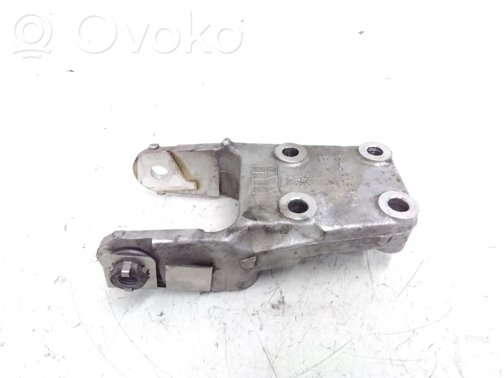 Peugeot 407 Engine mounting bracket 