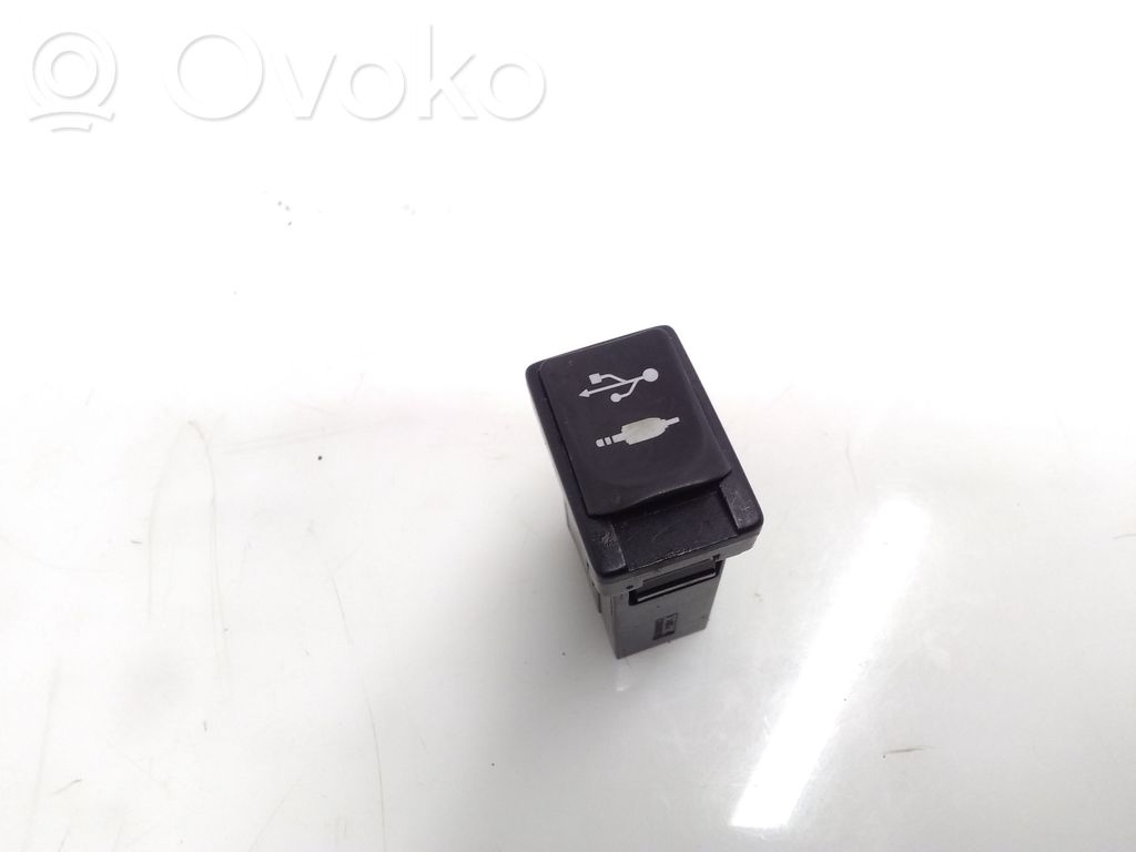 Toyota Avensis T270 USB jungtis 