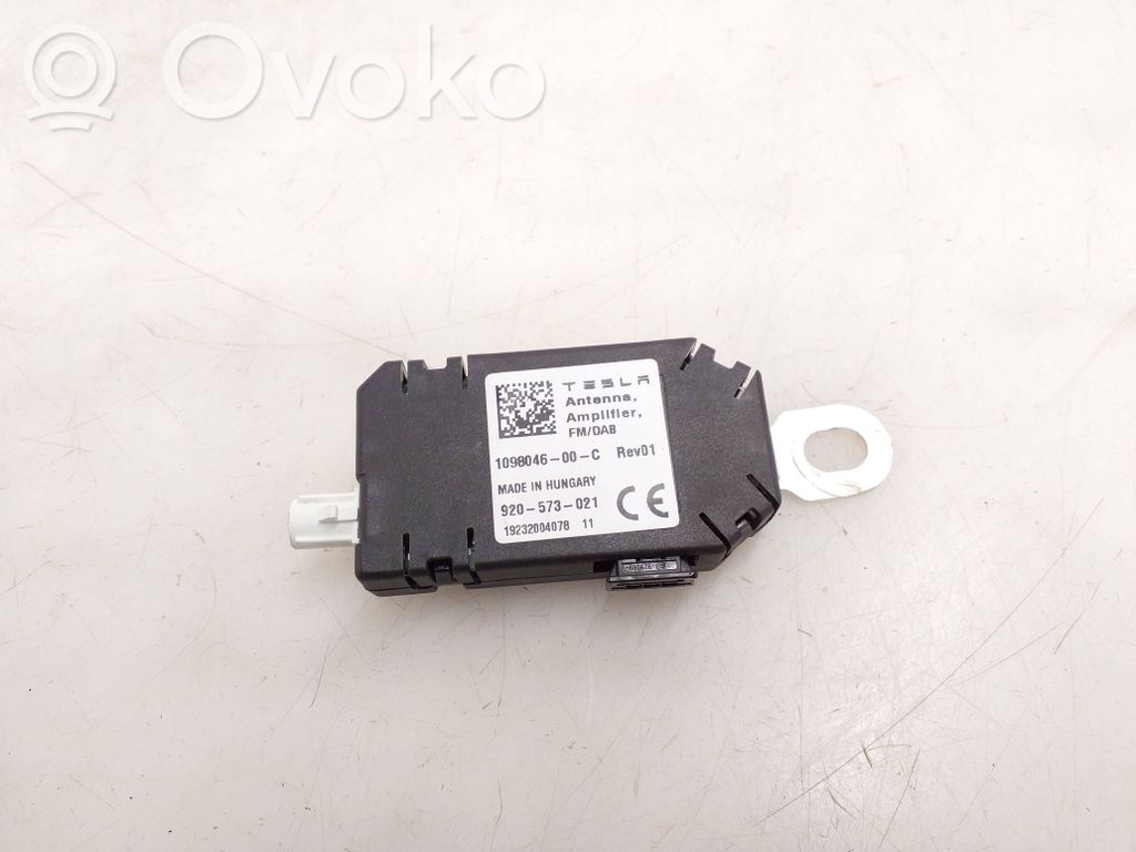 Tesla Model 3 Pystyantennivahvistin 