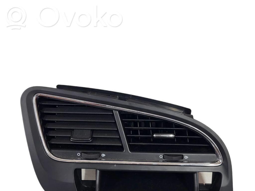 Peugeot 5008 Dysze / Kratki środkowego nawiewu deski rozdzielczej 