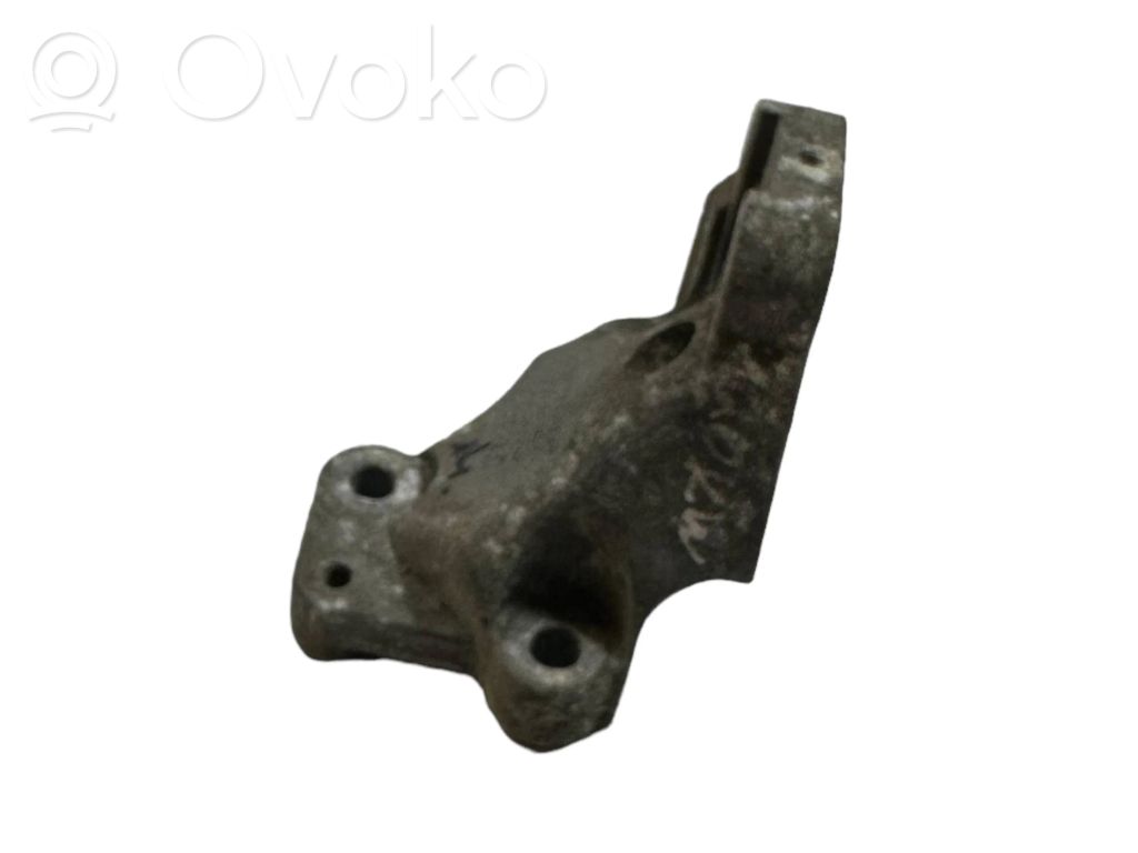 Volvo XC90 Engine mounting bracket 